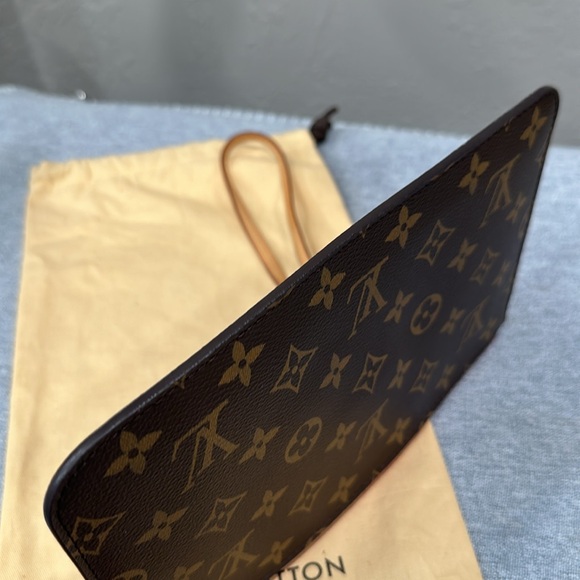 Louis Vuitton Monogram Wristlet In Excellent Condition - Picture 3 of 16
